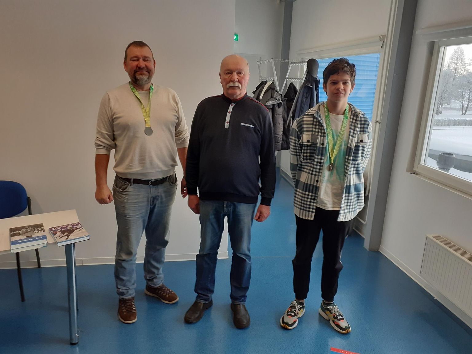 Maakonna malemeistrivõistluse esikolmikusse mängisid end (vasakult) Eino Vaher (2. koht), Kalev Pagar (võitja) ja Daniel Kikkas (3. koht).