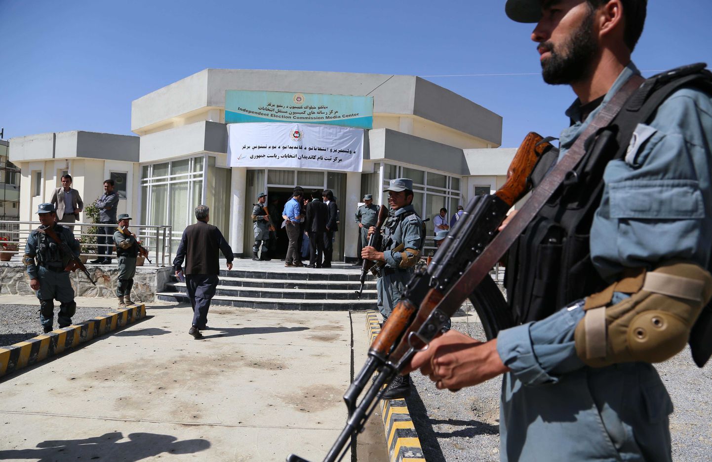 Politseinikud valvamas presidendikandidaatide registreerimist Kabulis.