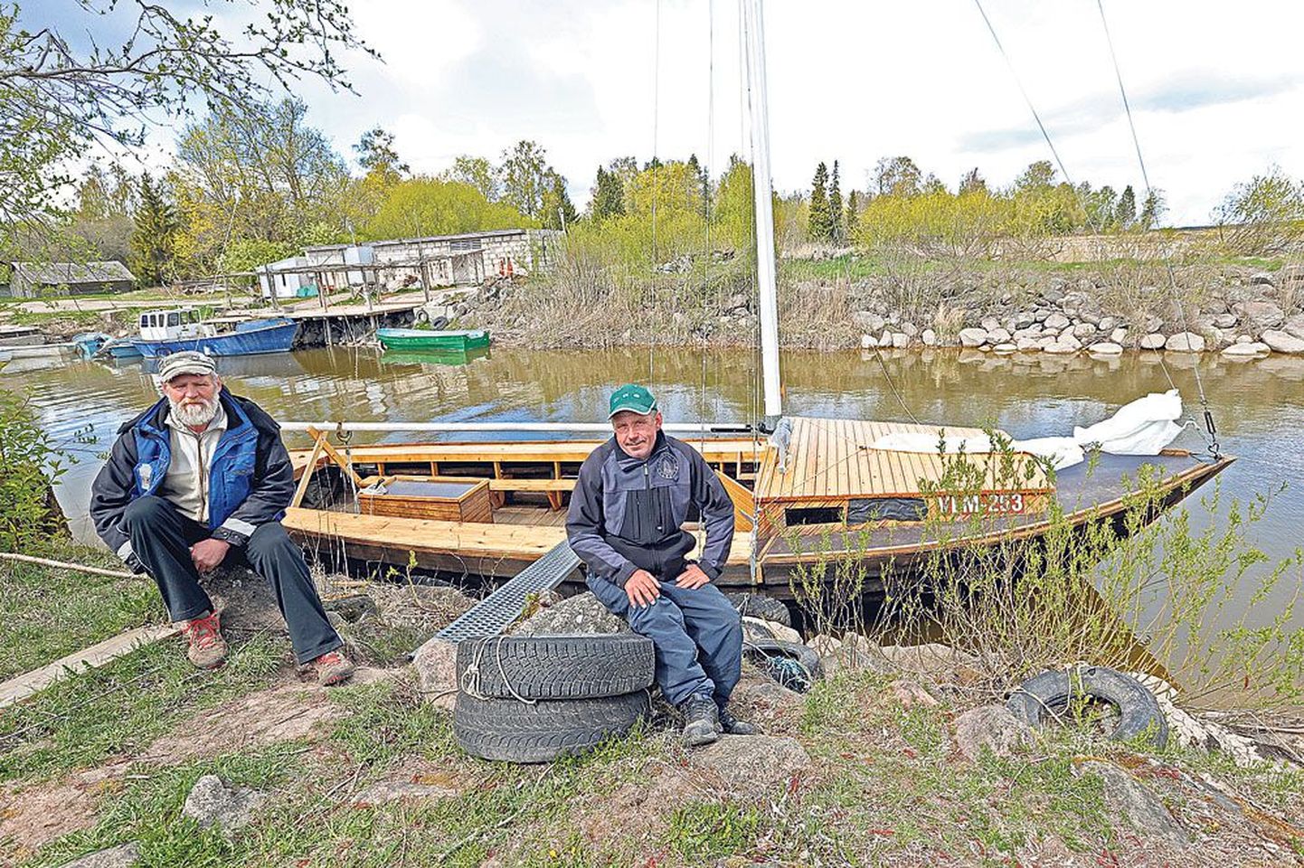 Võrtsjärve kalurid Ants Leiaru (vasakul) ja Marko Vaher kulutasid nelja aasta vältel pea kogu tööst üle jäänud aja kalepurjeka ehitamisele. See on meistritel juba kolmas omataoline. Laeva pidulik ristimine ootab ees 18. mail.
