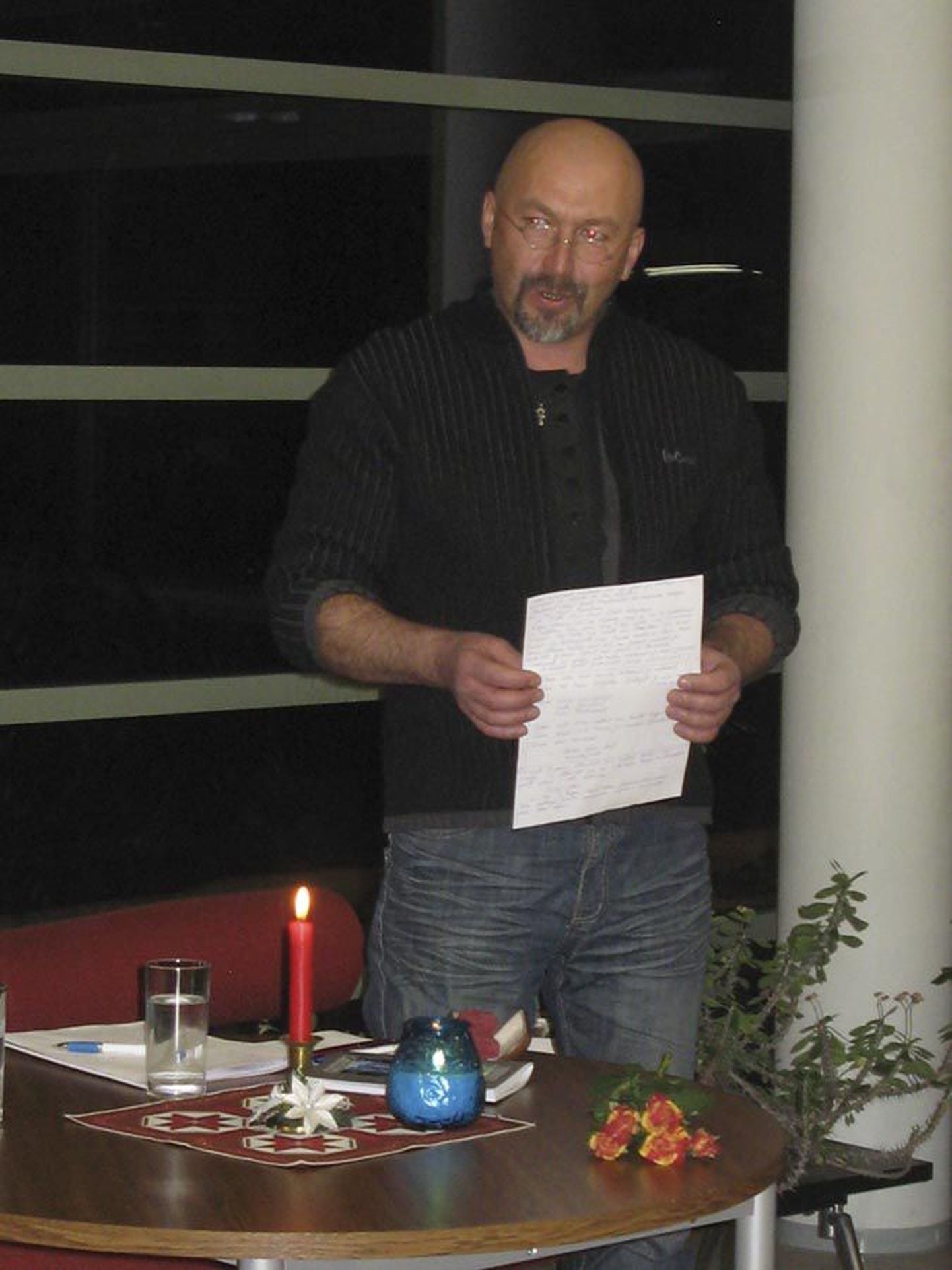 Viljandis koolis käinud Veljo Eilonen esitles oma luulekogu Viljandi linnaraamatukogus.