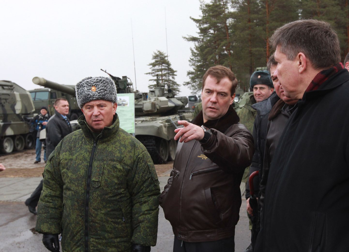 Kindralstaabi asejuht Aleksandr Postnikov (vasakul) on üks KJO vägede juhi kandidaate. Pildil on koos praeguse valitsusjuhi Dmitri Medvedeviga.