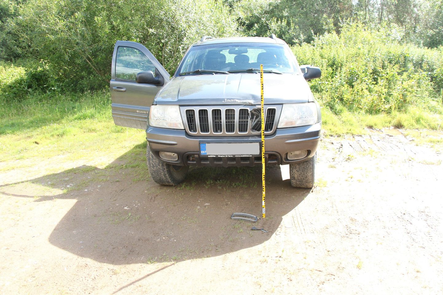 Luunja vallas Kavastu külas Kantsi tee parklas mõlkis seni tabamata juht 21. juuli hilisõhtul teist autot.