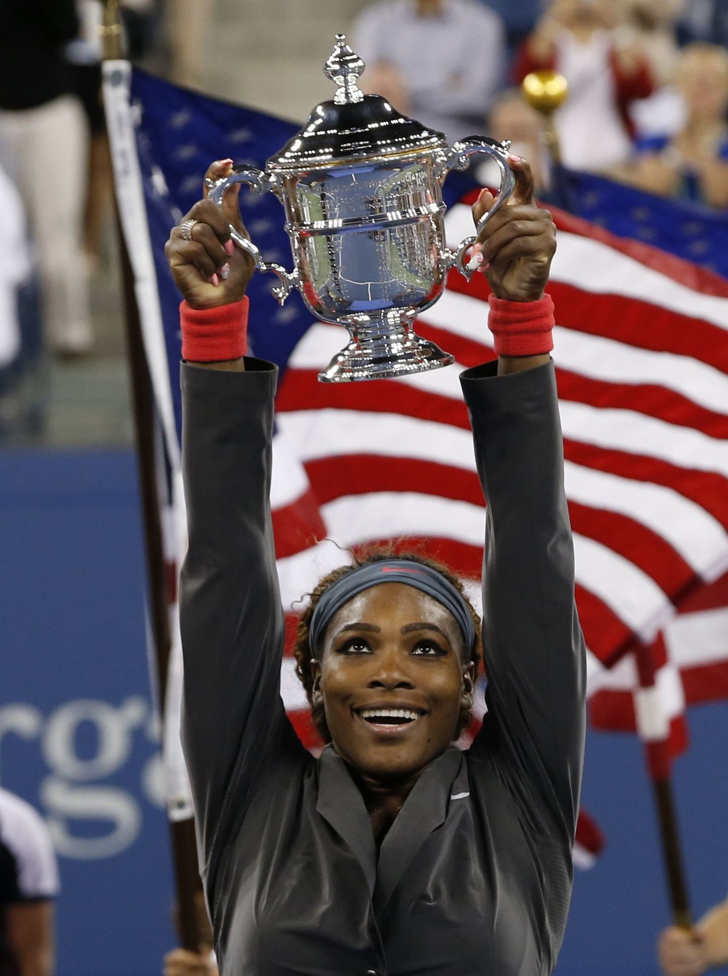 Serena Williams US Openi võidukarikaga.