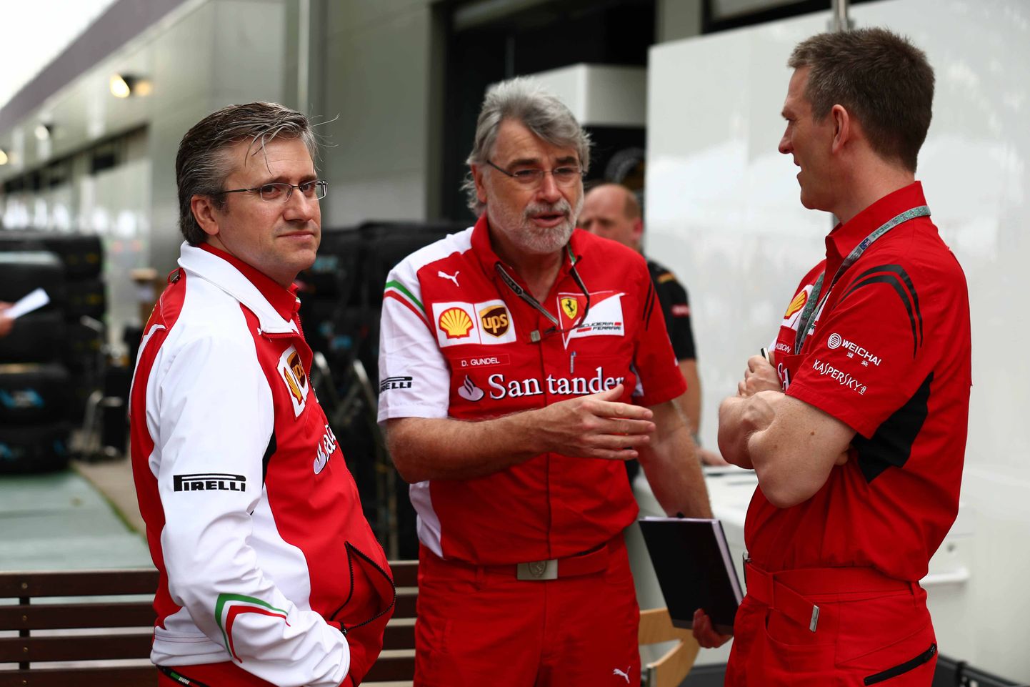 Pat Fry (vasakul) Ferrari kolleegidega nõu pidamas.