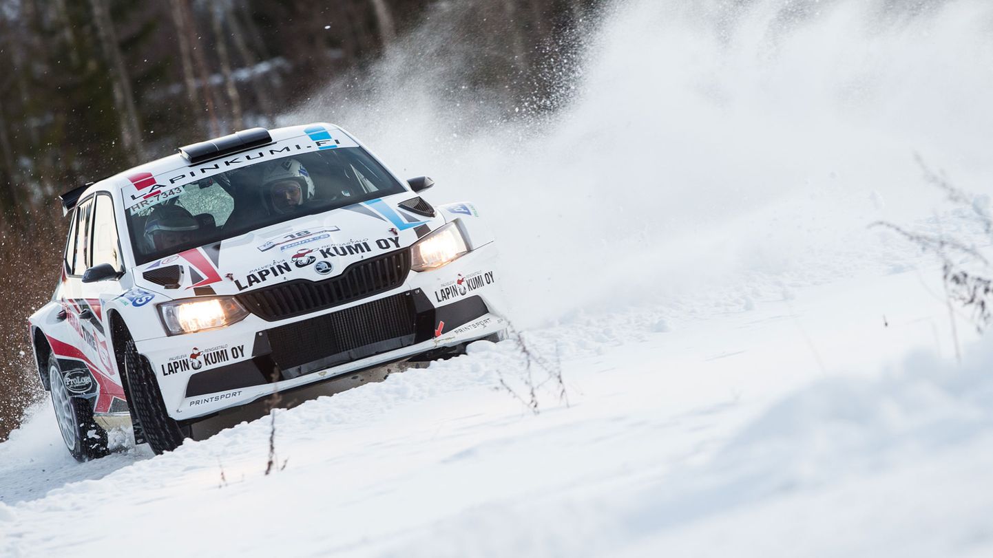Ville Ruokanen 2017. aastal ühel Soome rallil. Ka tänavusel Arctic Rally MM-etapil on tema istumise all Škoda Fabia R5-auto.