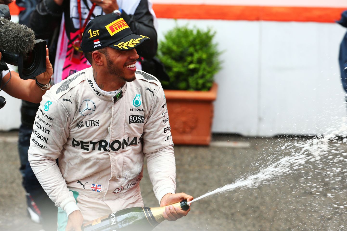 Valitsev maailmameister Lewis Hamilton sai Monacos hooaja esimese etapivõidu.