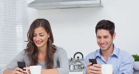 Американец подал на женщину в суд за увлеченность смартфоном на свидании