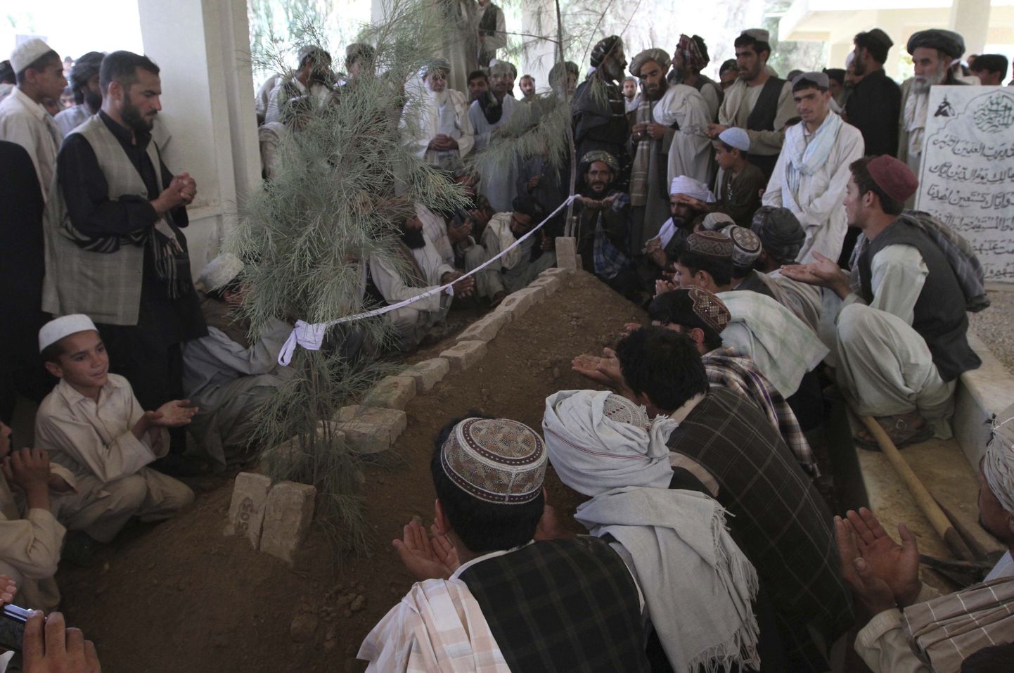 Похороны Ахмада Вали Карзая в среду.