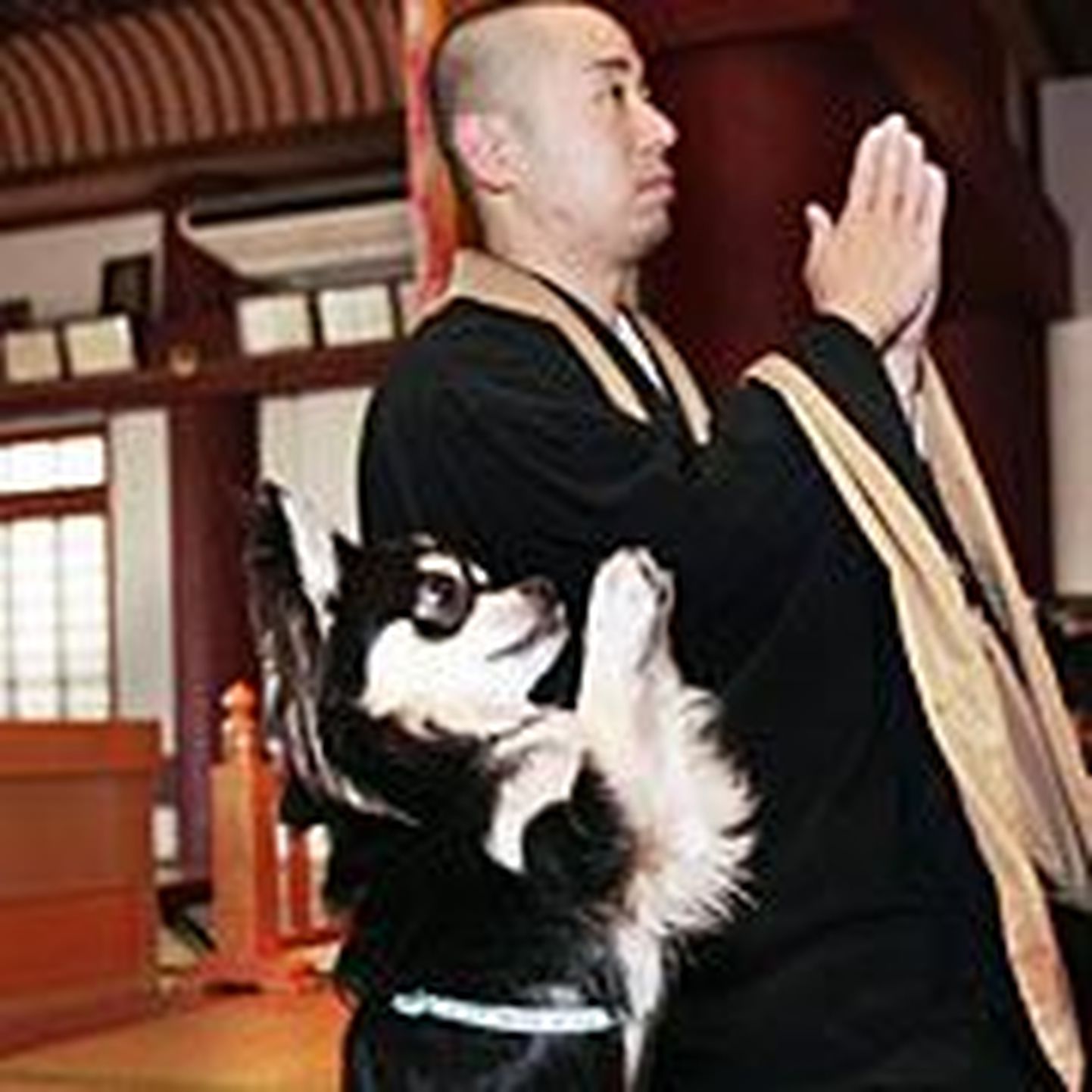Josei Yoshikuni koos Connaniga palvetamas