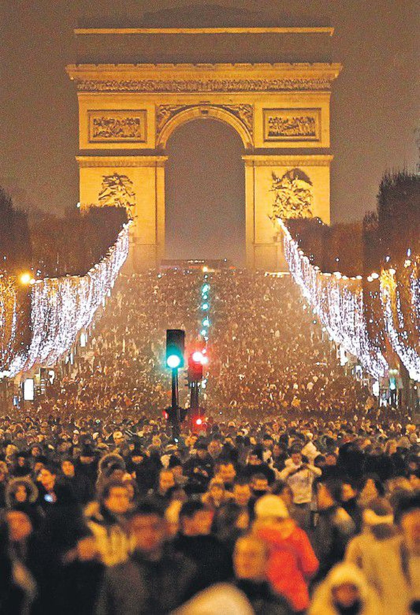 Четверть миллиона человек собрались встретить Новый год на Елисейских Полях в Париже.