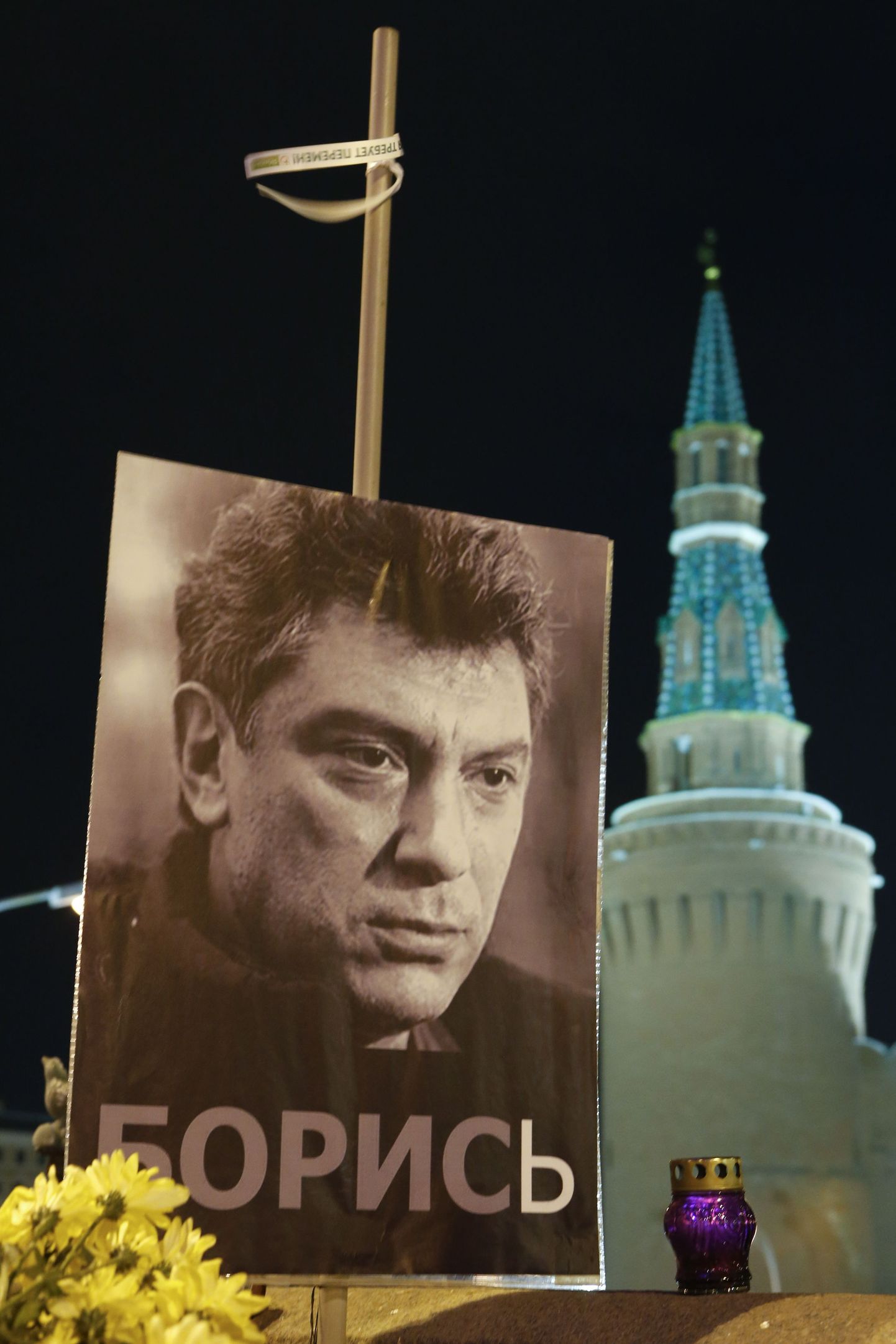 Vene opositsionääri Boriss Nemtsovi foto Bolšoi Moskvoretski sillal.