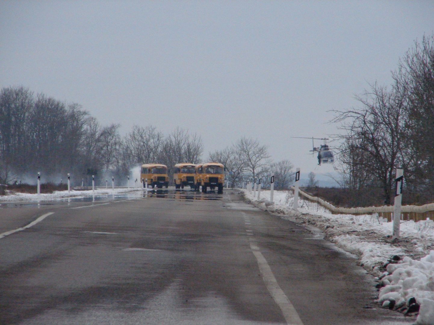 Nende nelja kollase bussiga sõidavadki õpilased õudset koolivaheaega veetma. Võtetel tuli kopterijuhil olla vägagi täpne.