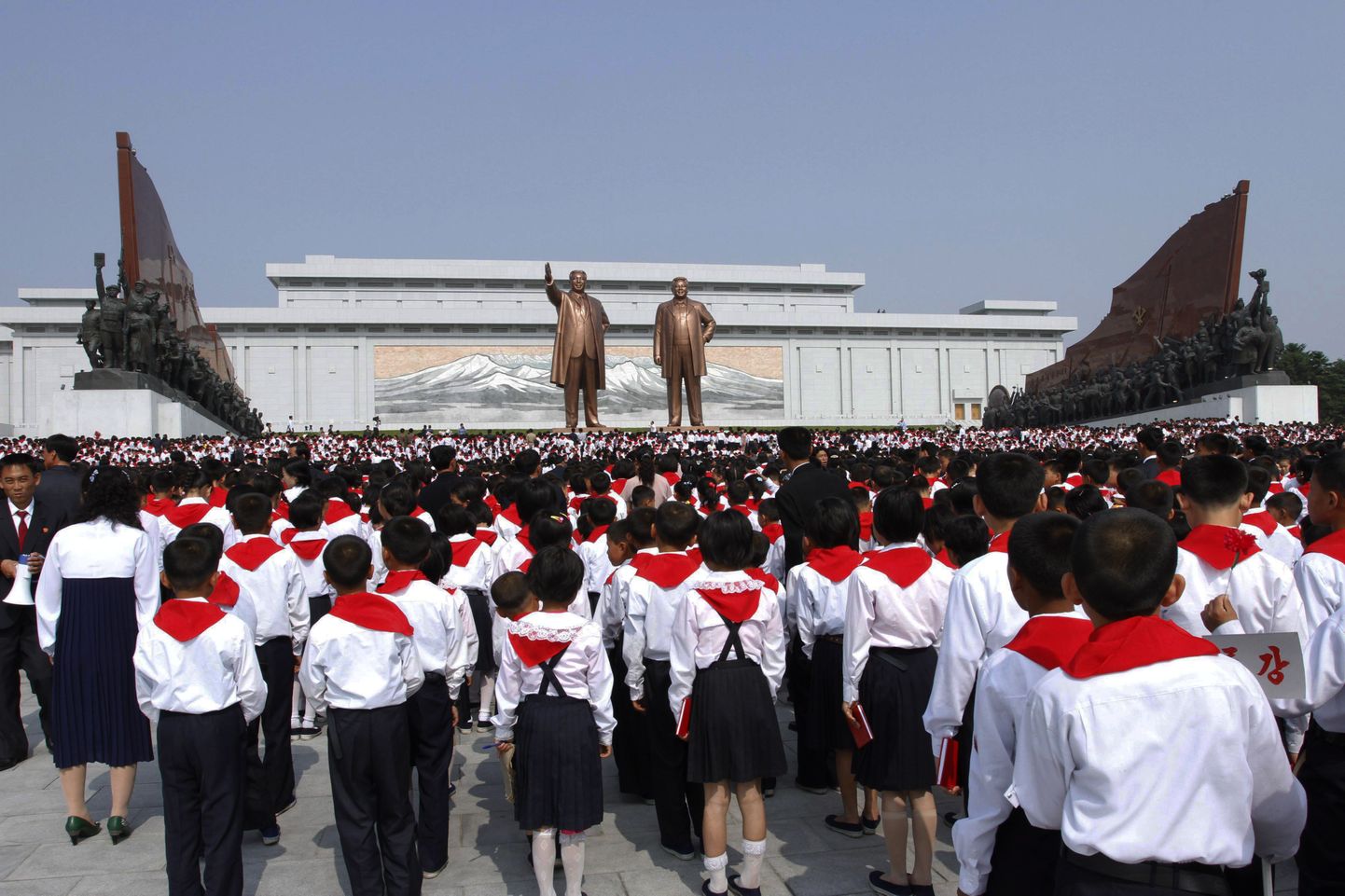 Korea Lasteliidu delegaadid avaldavad austust Põhja-Korea endistele liidritele Kim Il-sungile ja Kim Jong-ilile nende kujude juures Pyongyangis.