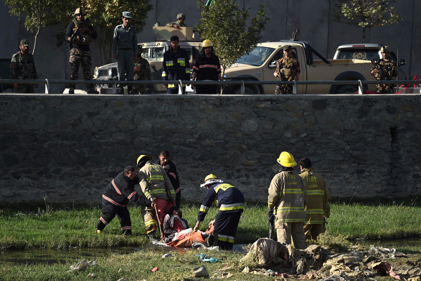 Afganistani politseinikud ja päästjad esmaspäevase plahvatuse sündmuspaigal.
