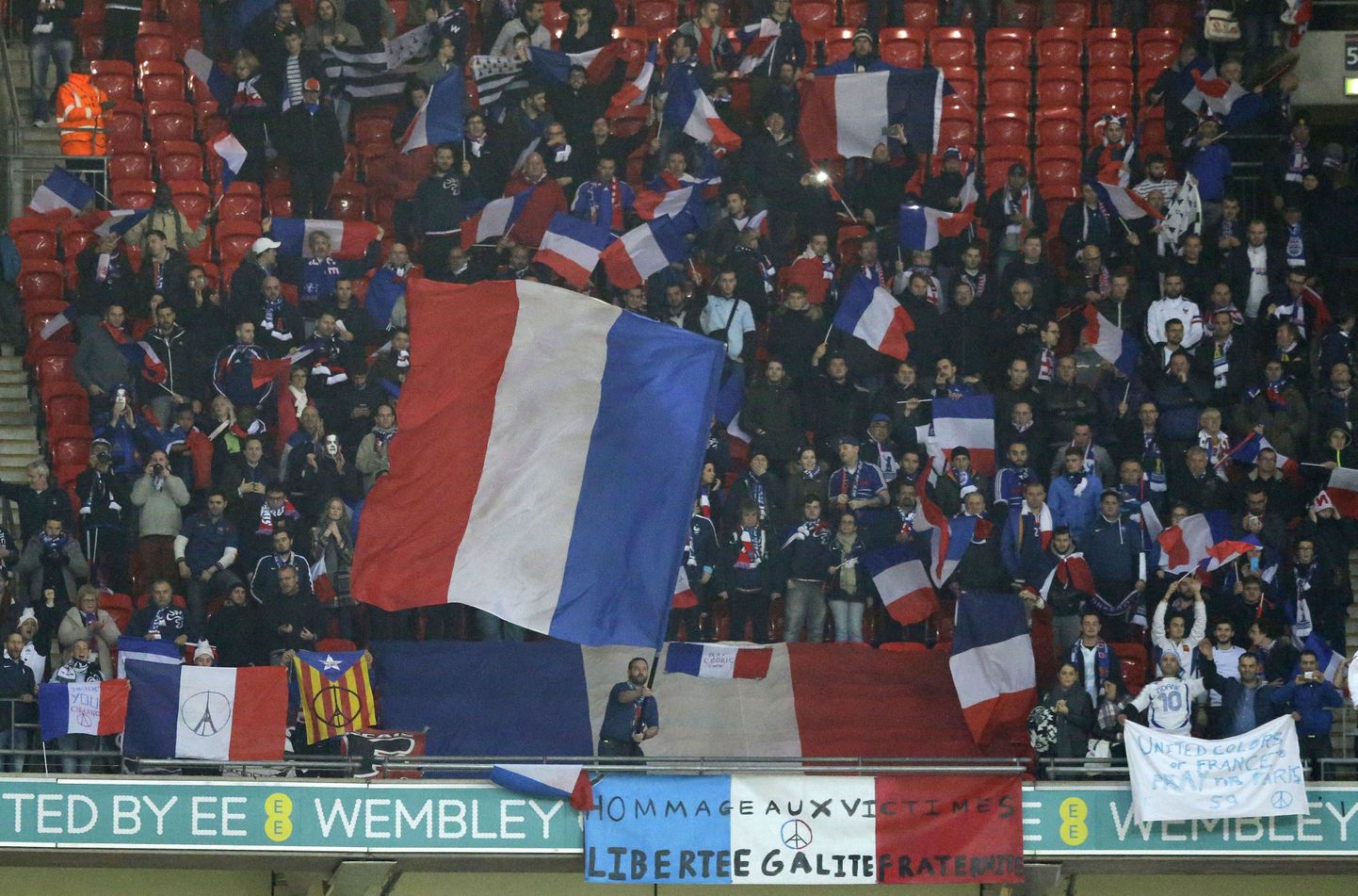 Fännid lehvitamas Prantsusmaa lippudega.