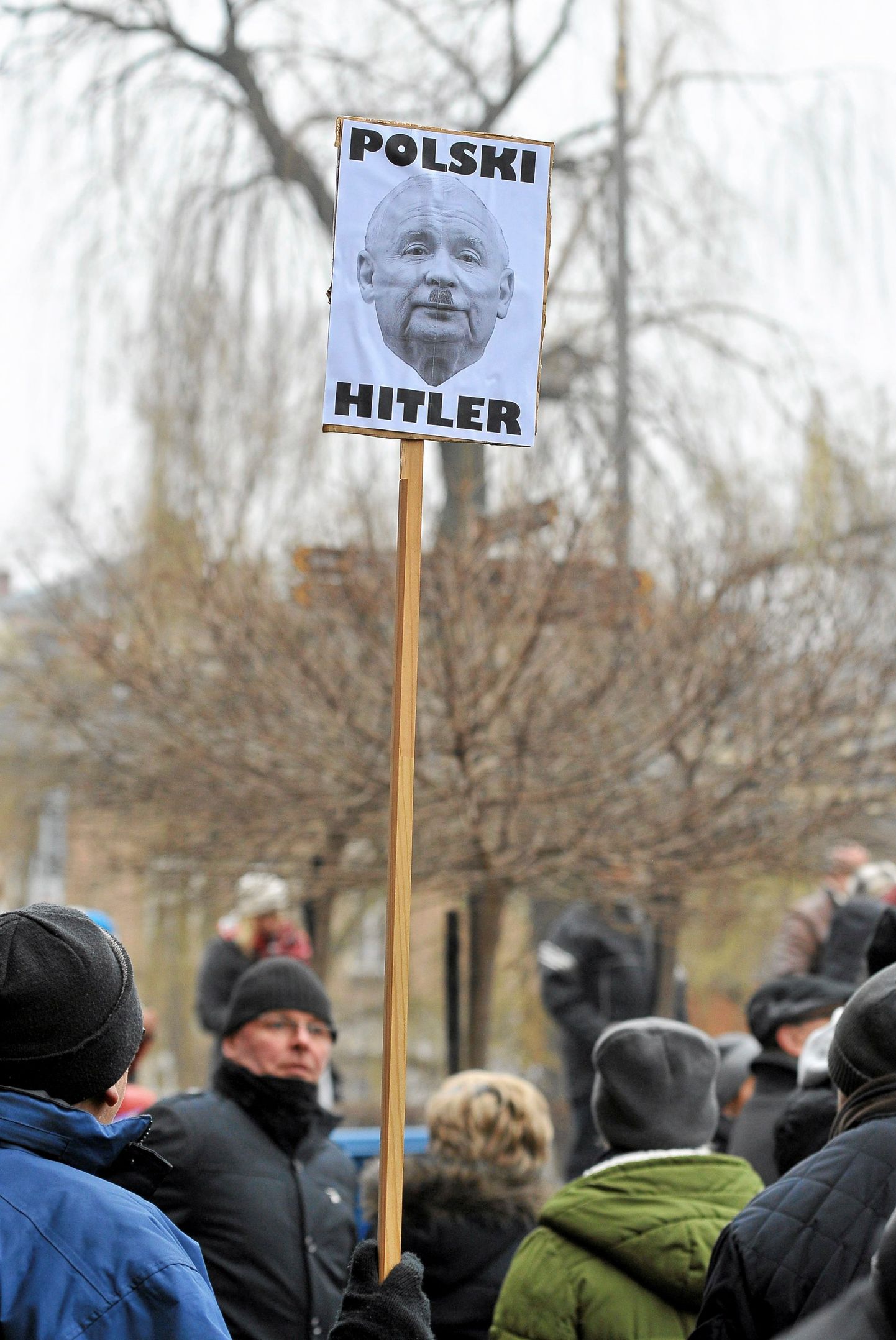 Poola võimupartei juhti Jarosław Kaczyńskit Hitlerina kujutav meeleavaldajate plakat.