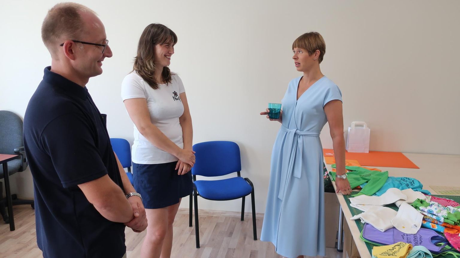 Kaarel ja Karin Joala ning president Kersti Kaljulaid leidsid beebimähkmete asjus kiiresti ühise keele.