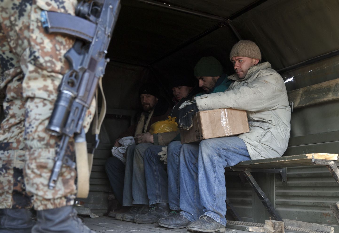 Venemaa toetatud Ida-Ukraina separatist ja ukrainlastest sõjavangid