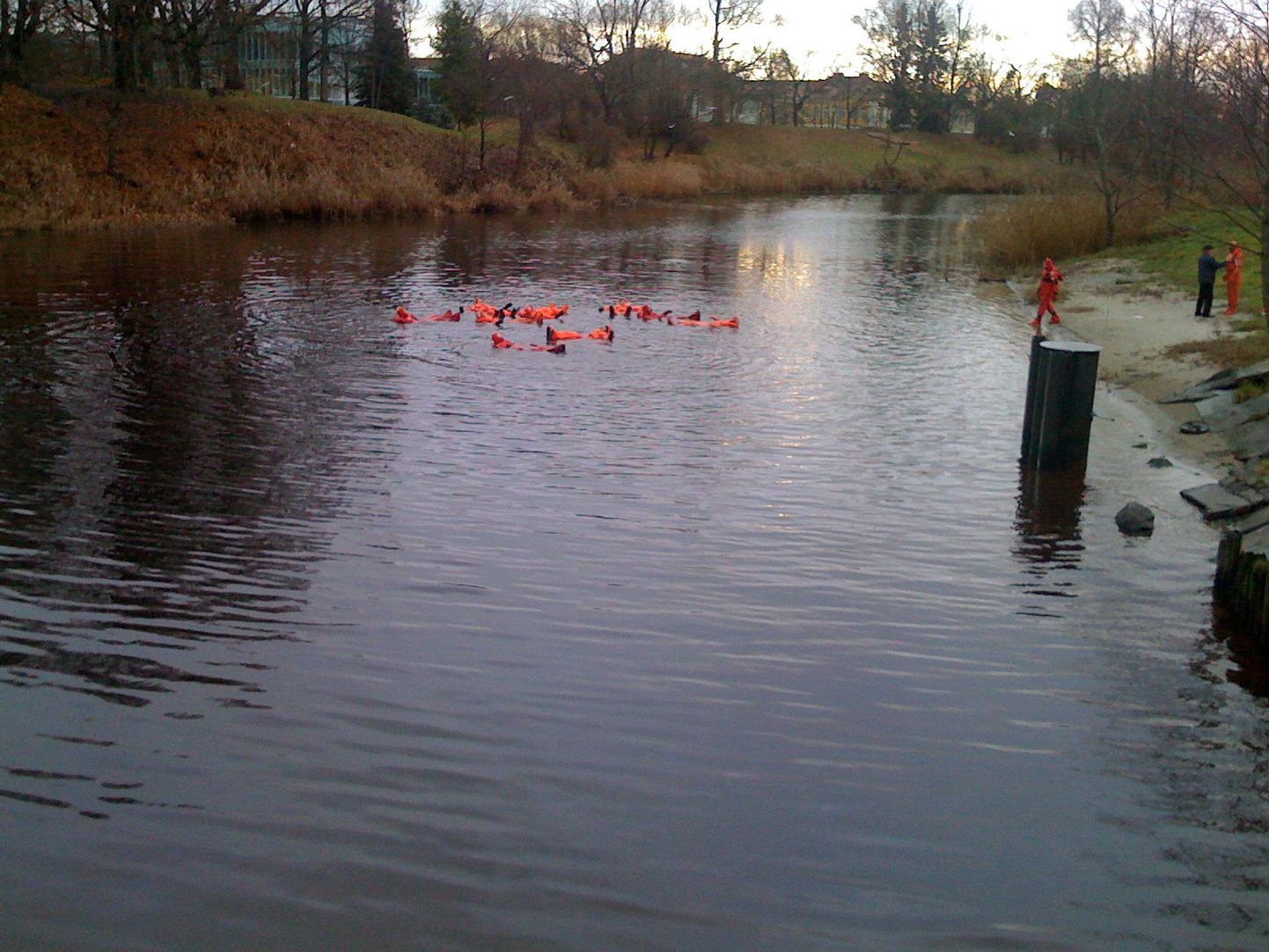 Pärnu merekooli õpilased ujusid õppuse käigus Pärnu vallikraavis.