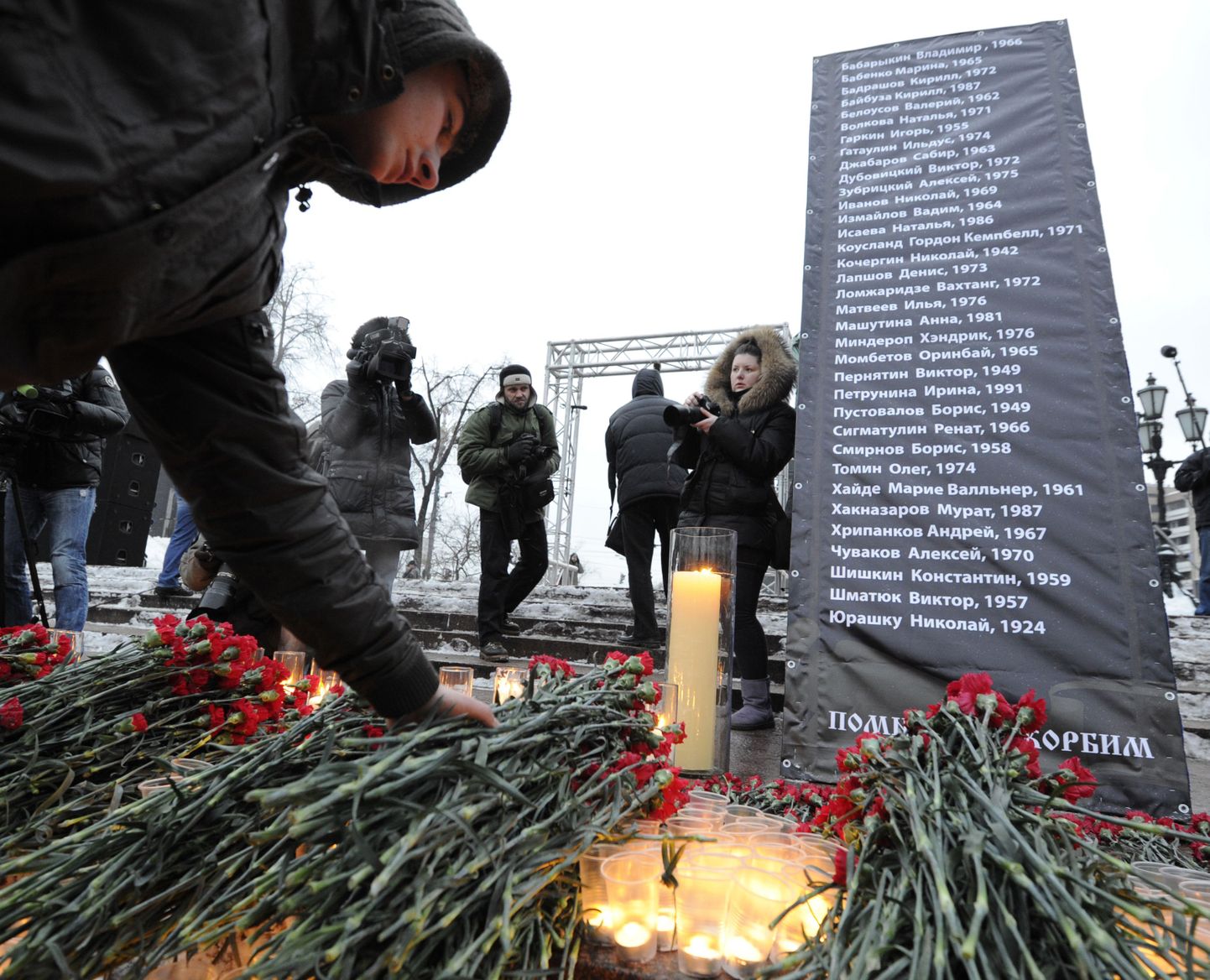 Lilled Domodedovol aset leidnud terrorirünnakus hukkunute mälestuseks.