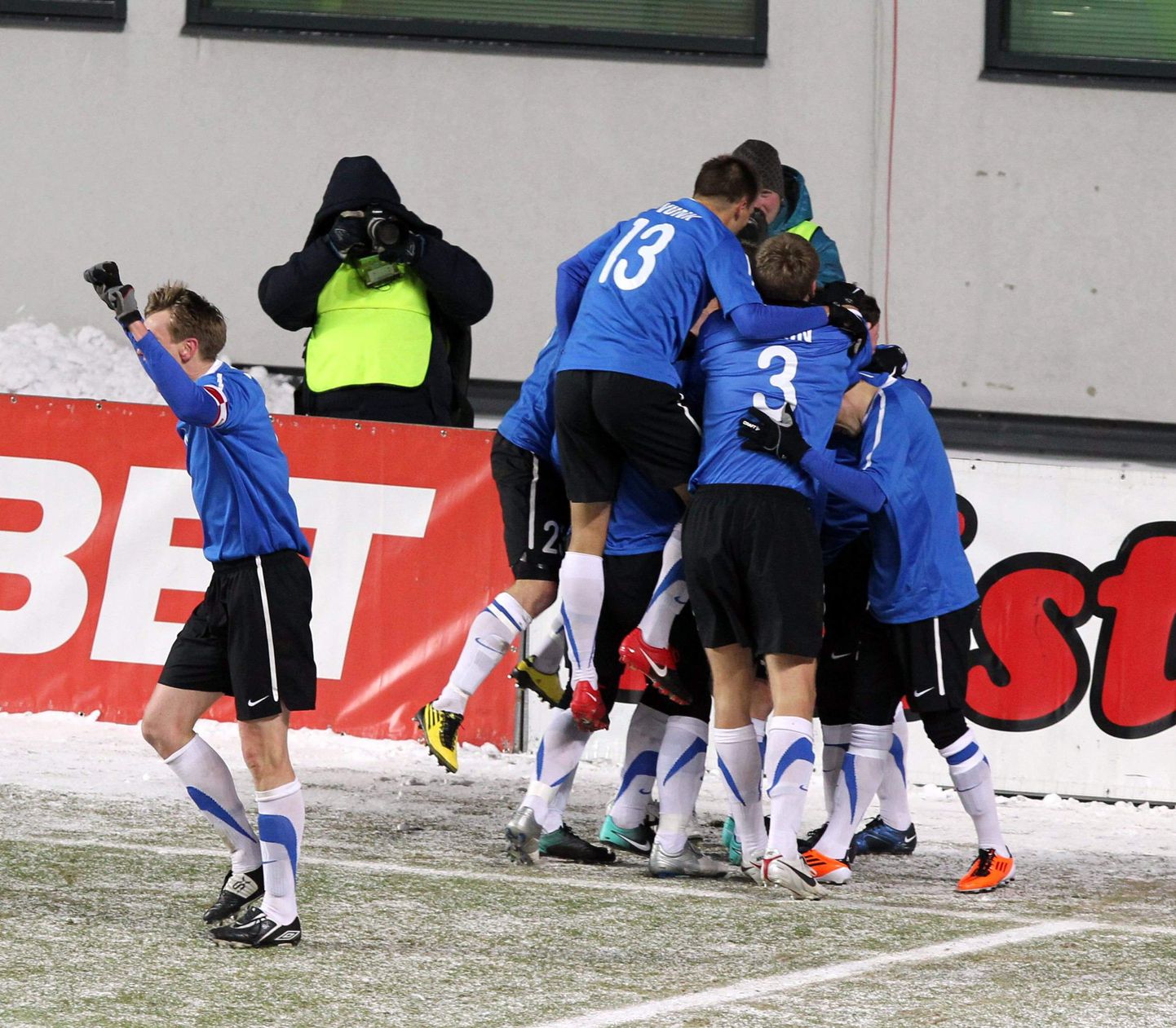Eesti jalgpallikoondislased Uruguay vastu löödud värava üle juubeldamas