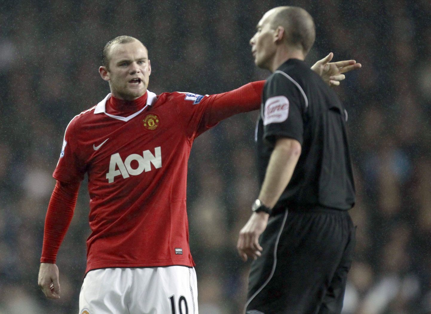 Wayne Rooney (vasakul) kohtunikuga vaidlemas.