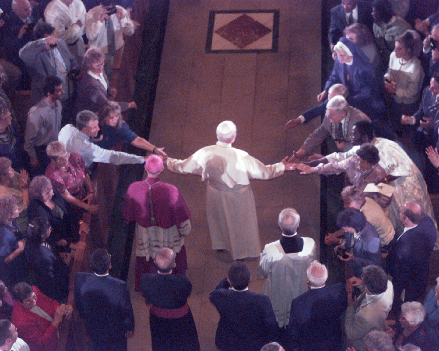 Paavst Johannes Paulus II 1995. aastal Ameerika Ühendriikides toetajaid tervitamas. Samaks aastal kavatsesid Bojinka vandenõulased teda õhku lasta.
