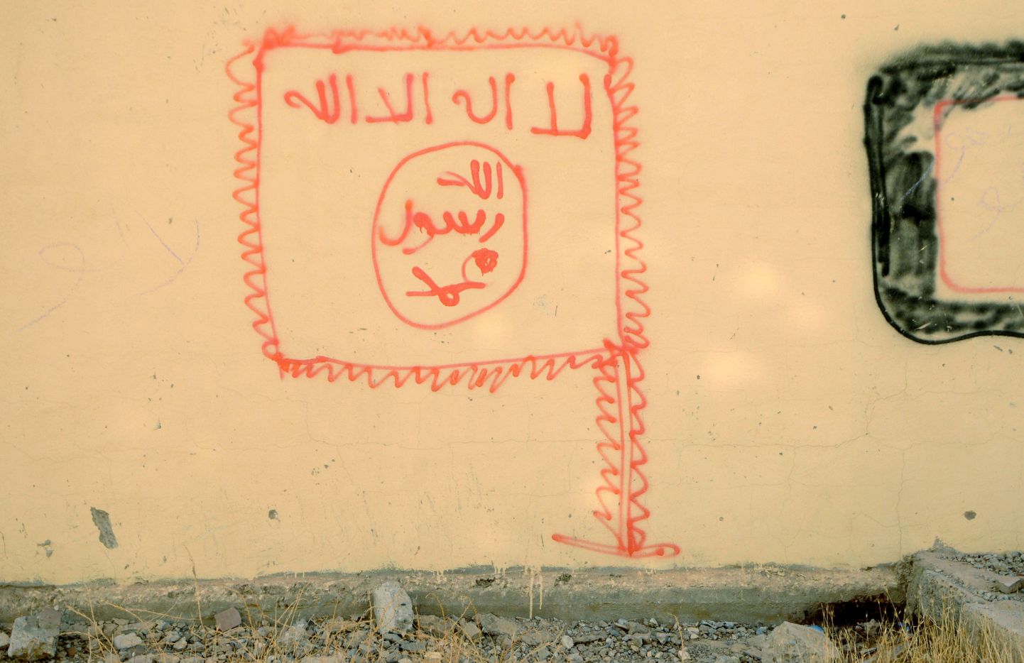 Maja seinale joonistatud ISISe lipp.