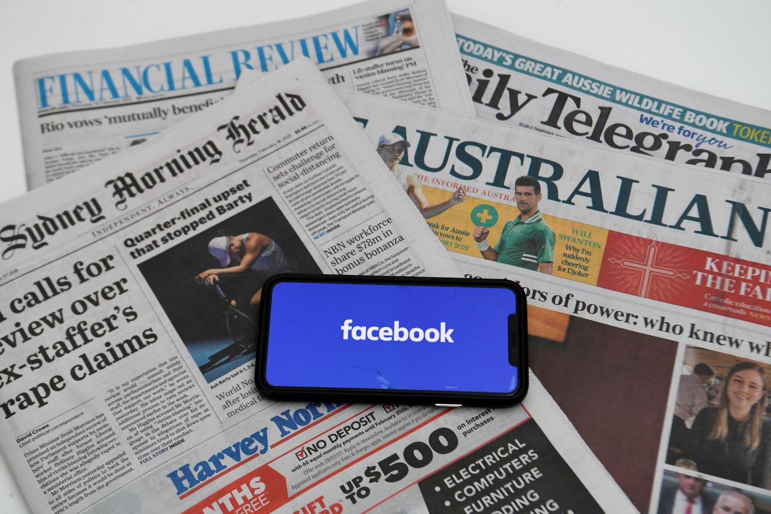 Üheksa Austraalia suurimat meediaettevõtet kutsusid valitsust üles Facebooki survet eirama, öeldes, et sotsiaalmeediagigandi tegevus ainult kinnitab ettevõtte monopoli staatust ja ebamõistlikku käitumist.
