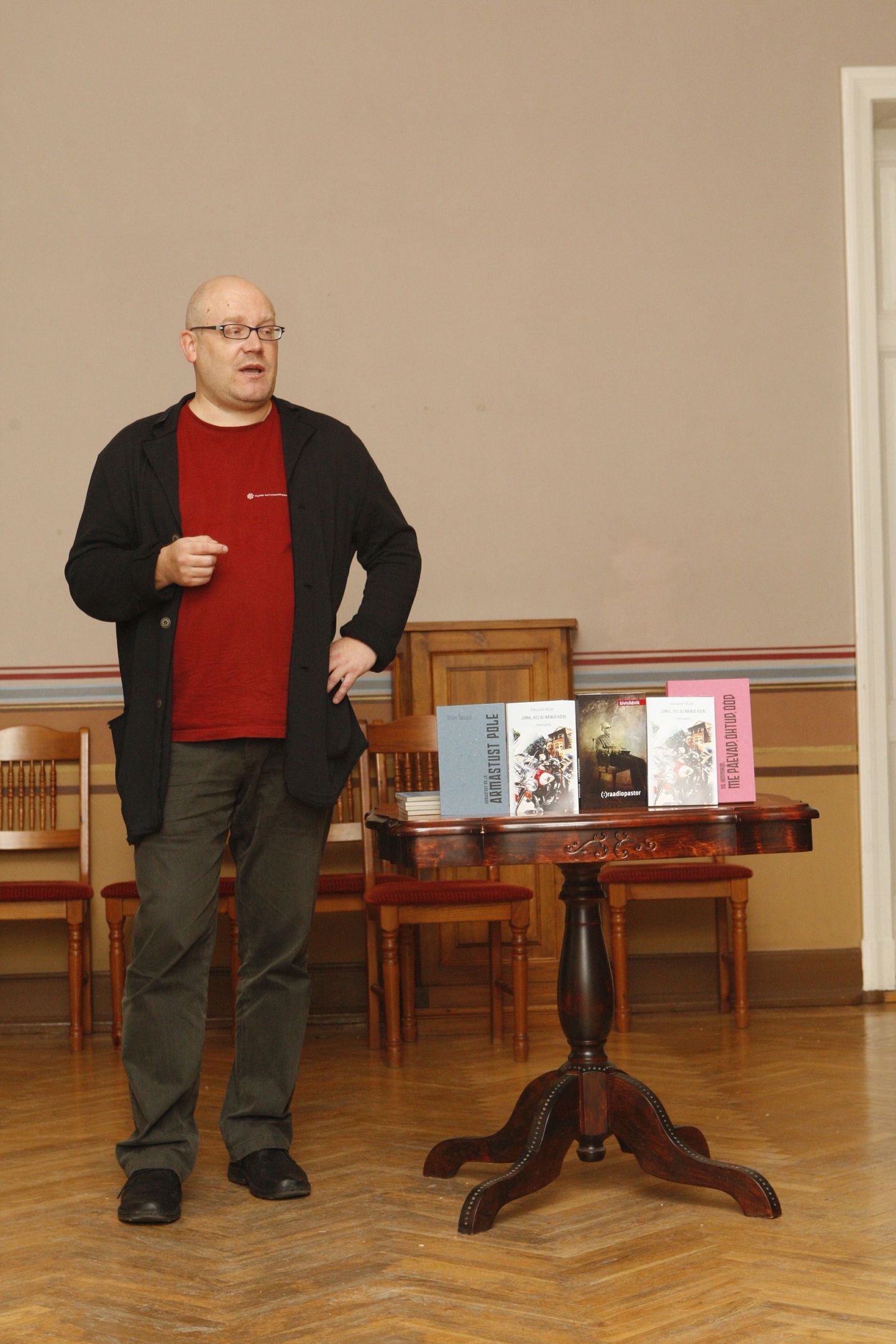 Kirjastaja Kivisildnik tutvustab kirjastuse Jumalikud Ilmutused raamatuid Tartu kirjandusmajas.