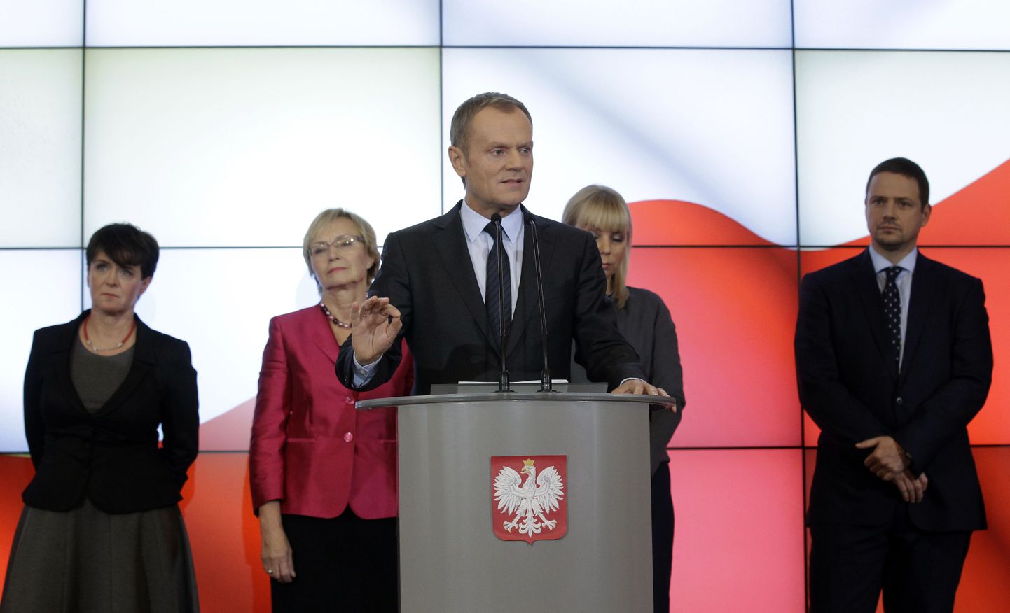 Poola peaminister Donald Tusk (ees) esitles tänasel pressikonverentsil uut valitsust.