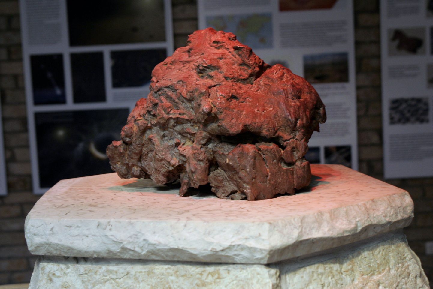 Pildil on Kaali meteoriitika- ja Paekivimuuseumis asuv raudmeteroriit.