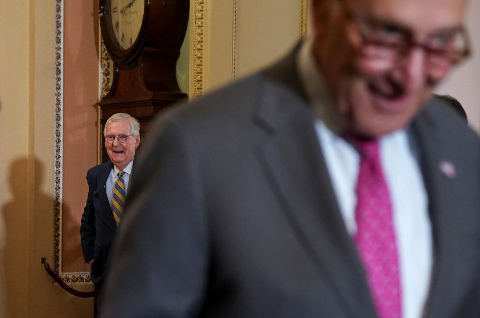 Eks näis, kes viimasena naerab. Esiplaanil USA senati demokraatliku enamuse liider Chuck Schumer, tagaplaanil vabariikliku vähemuse juht Mitch McConnell.