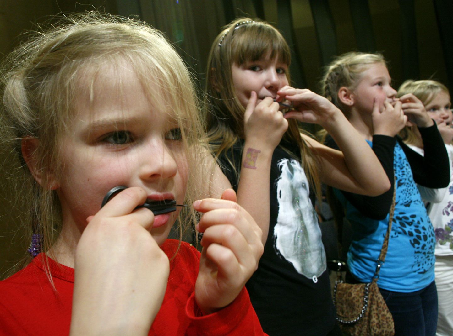 Lapsed õppisid Pärnu kontserdimajas õpitubades ise muusikat tegema.