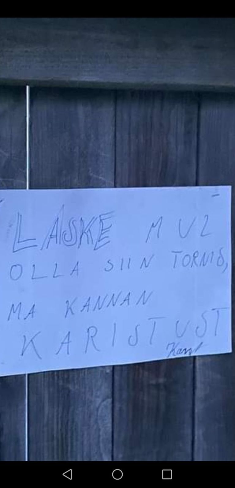 Kiri, mille olid omanikud kassi kõrvale naelutatud