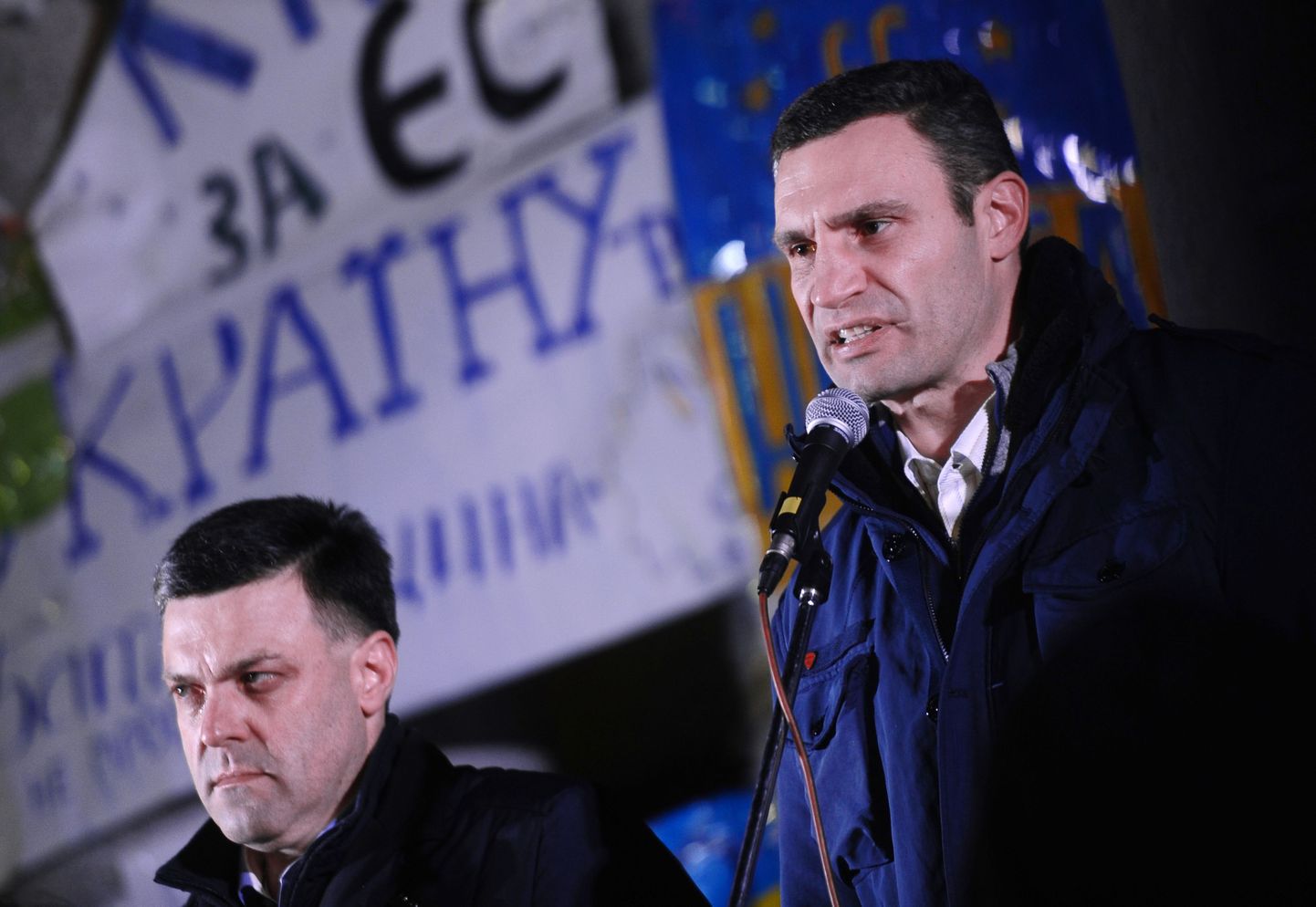 Виталий Кличко (справа) выступает на площади Независимости в Киеве (30.11.2013).