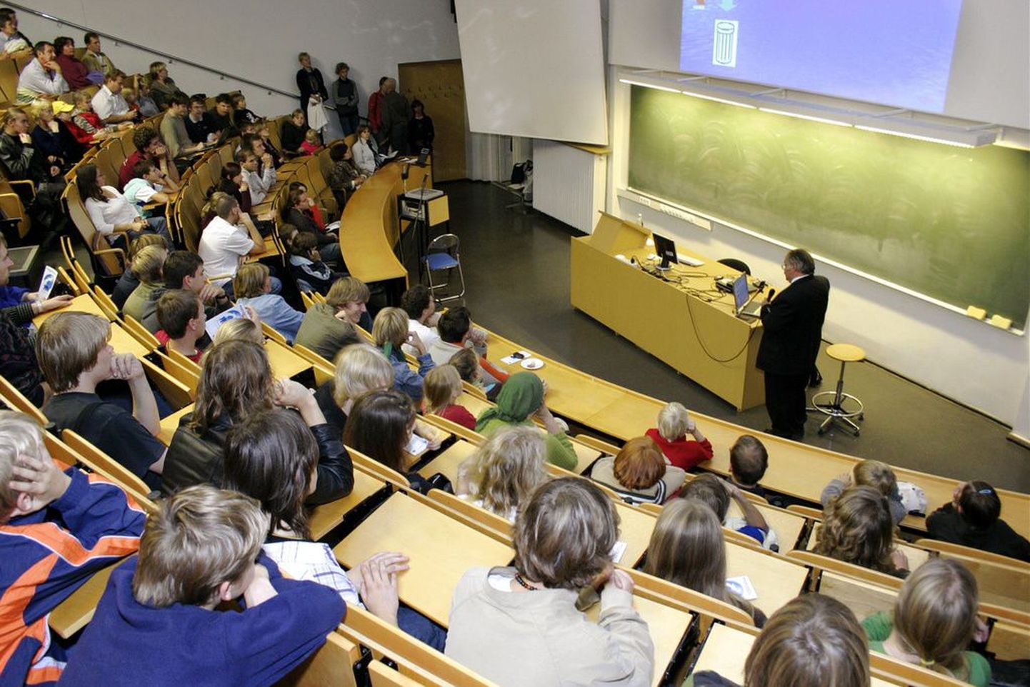 Professor Enn Lusti loeng Tartu Ülikooli Keemiahoones.