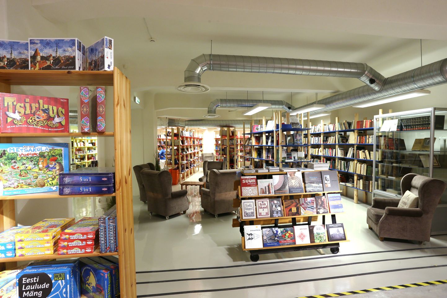 Rahva Raamatu kauplus Pärnu maanteel sai remondi käigus juurde uue ja avara müügisaali keldrikorrusel.