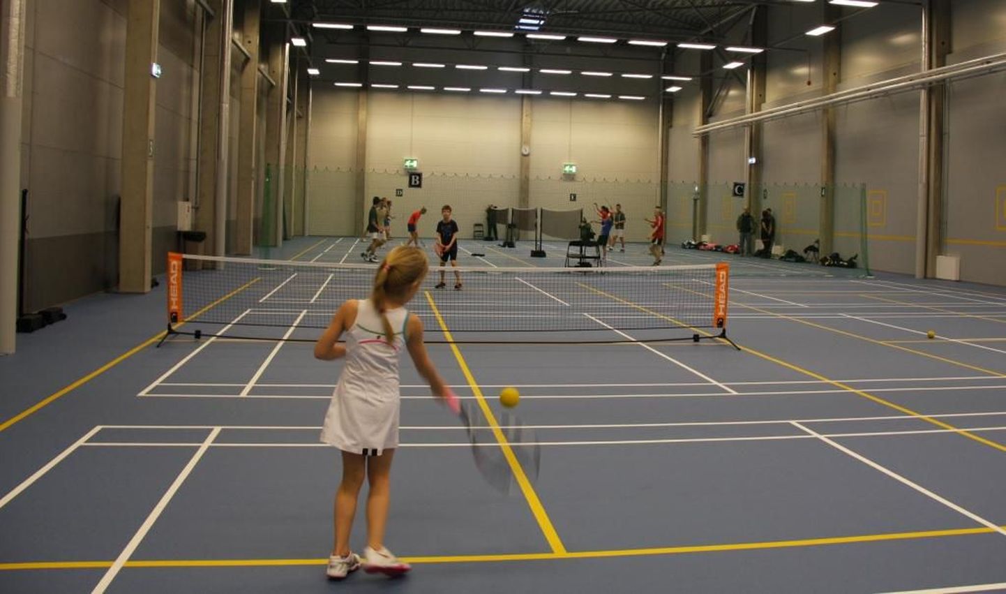 Linnapea Edgar Savisaar avas Tere tennisekeskuse lastehalli.