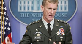 Отставленный командующий силами в Афганистане увольняется из армии США