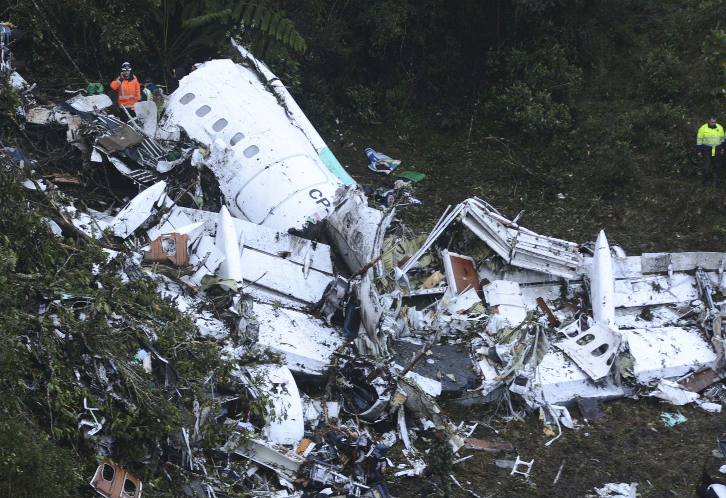 Päästjad Kolumbias Medellini lähistel alla kukkunud lennuki vraki juures