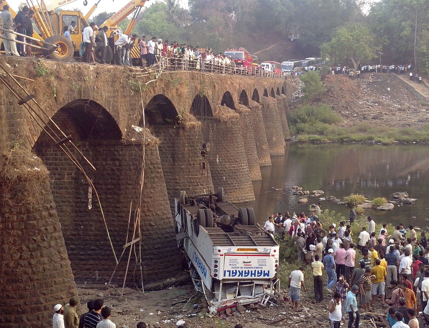 В Индии пассажирский автобус сорвался с моста