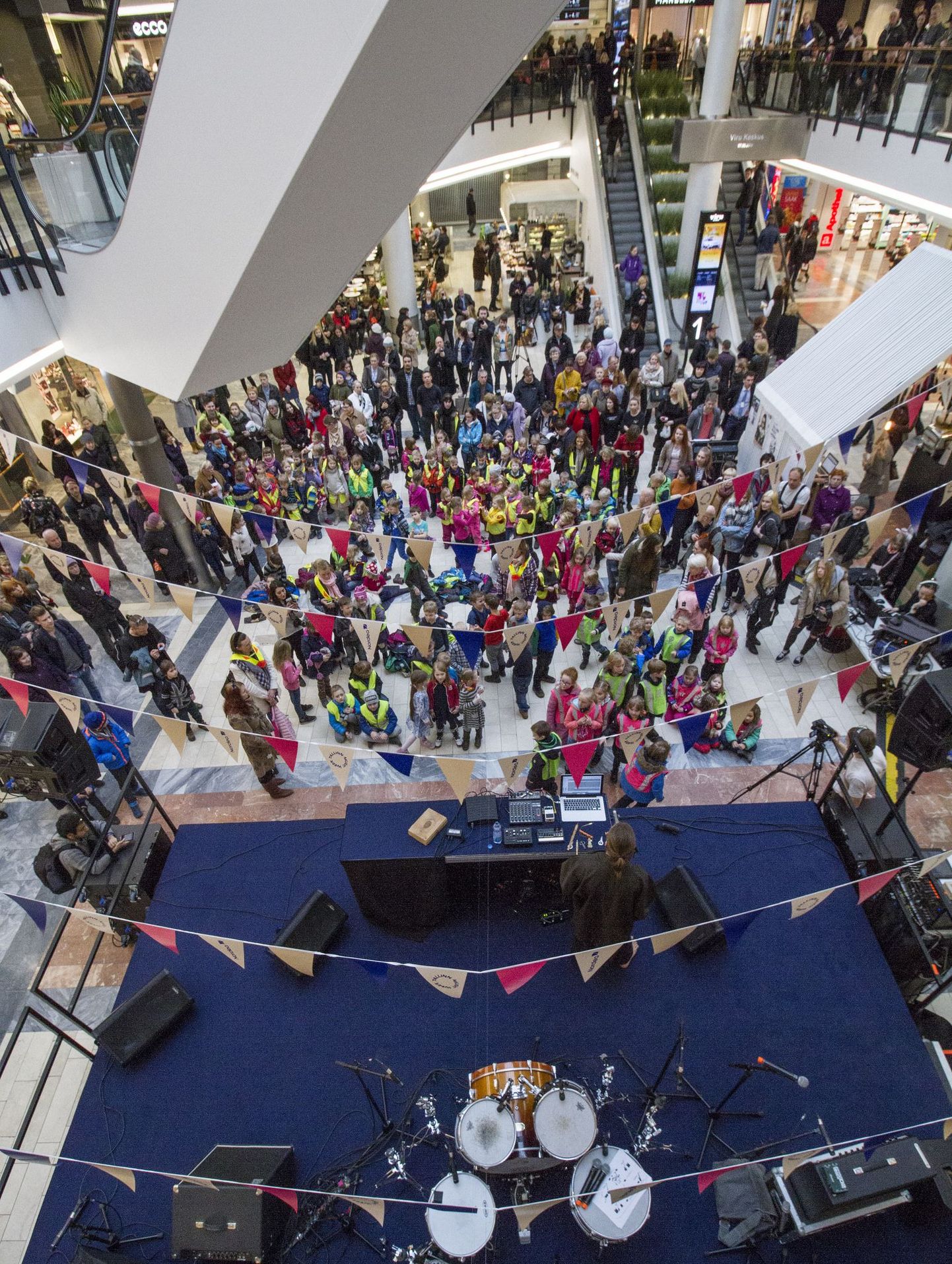 Бесплатные концерты при большом скоплении народа прошли в атриуме торгового центра «Виру».
