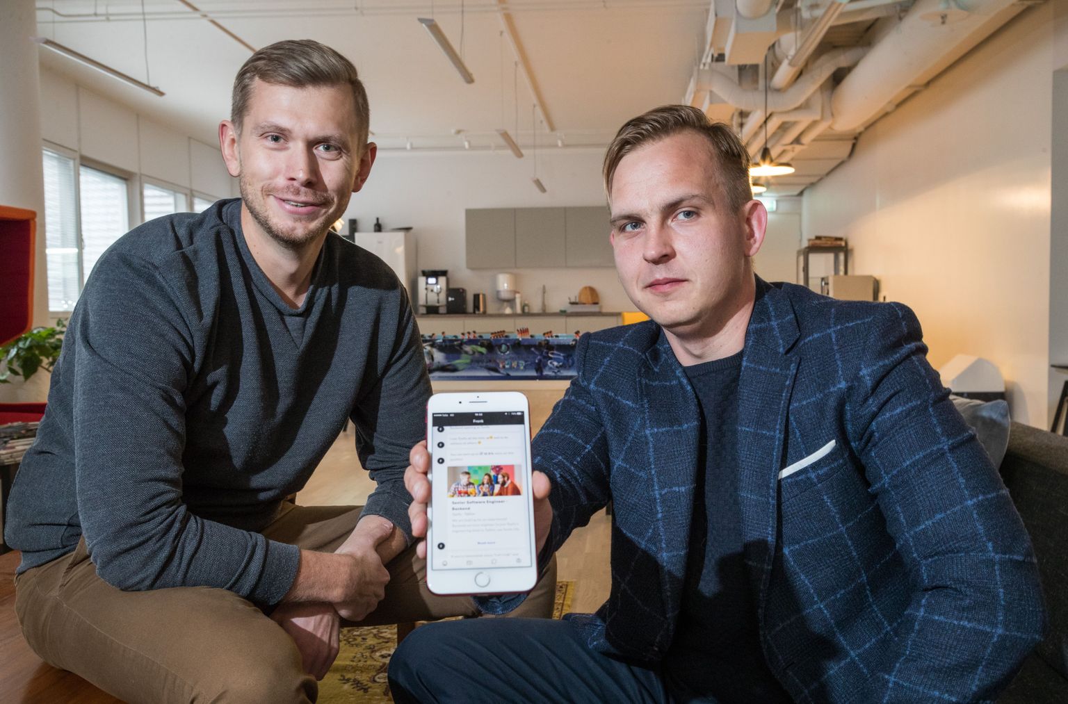 Anton Narusberg (vasakul) ja Kaarel Holm näitavad enda arendatud rakendust