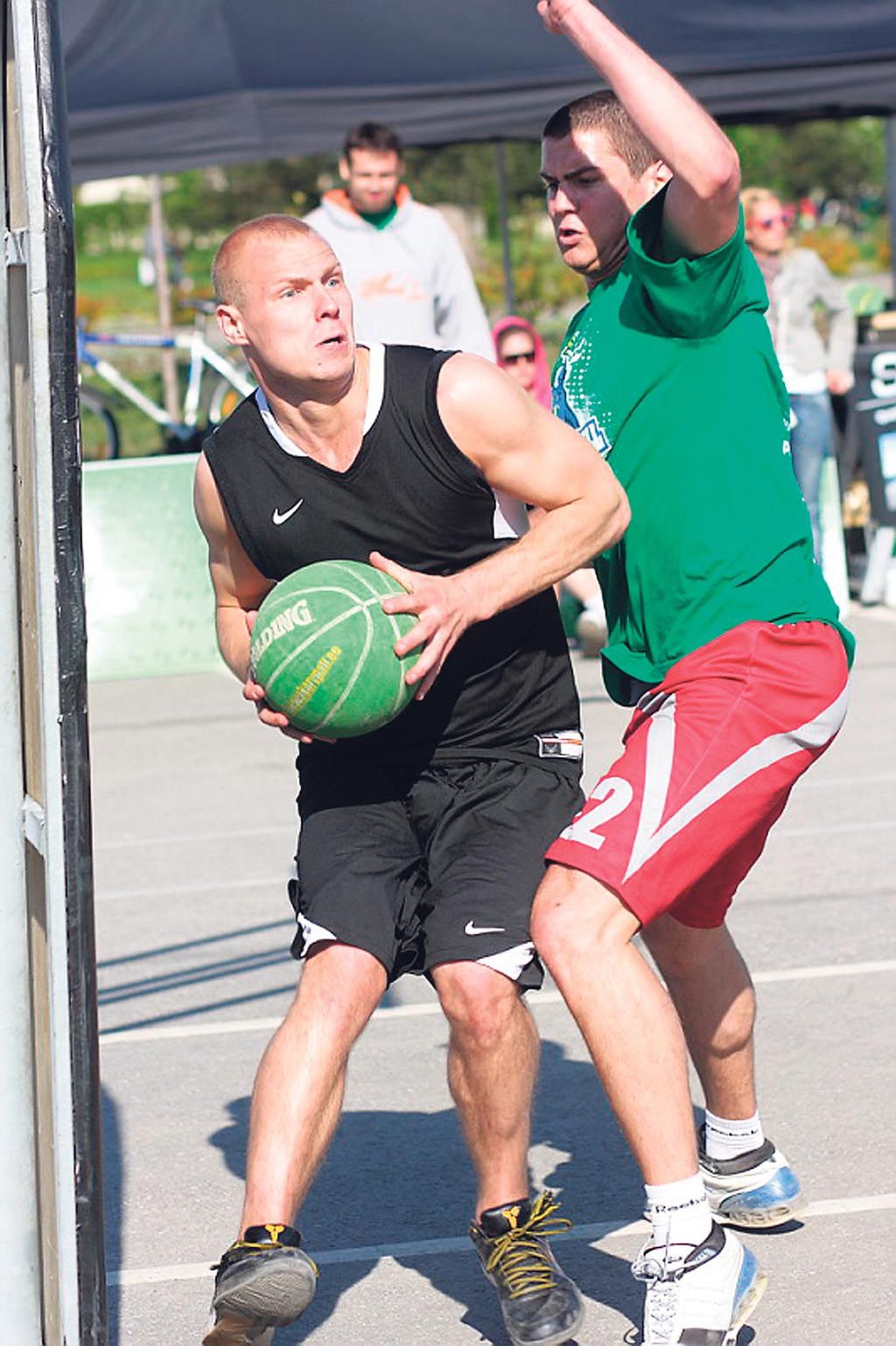 Pärnakas Elgar Tamsalu mängib tänavakorvpalli Eesti meistrivõistluste eliitklassis Nike’i meeskonna ridades.