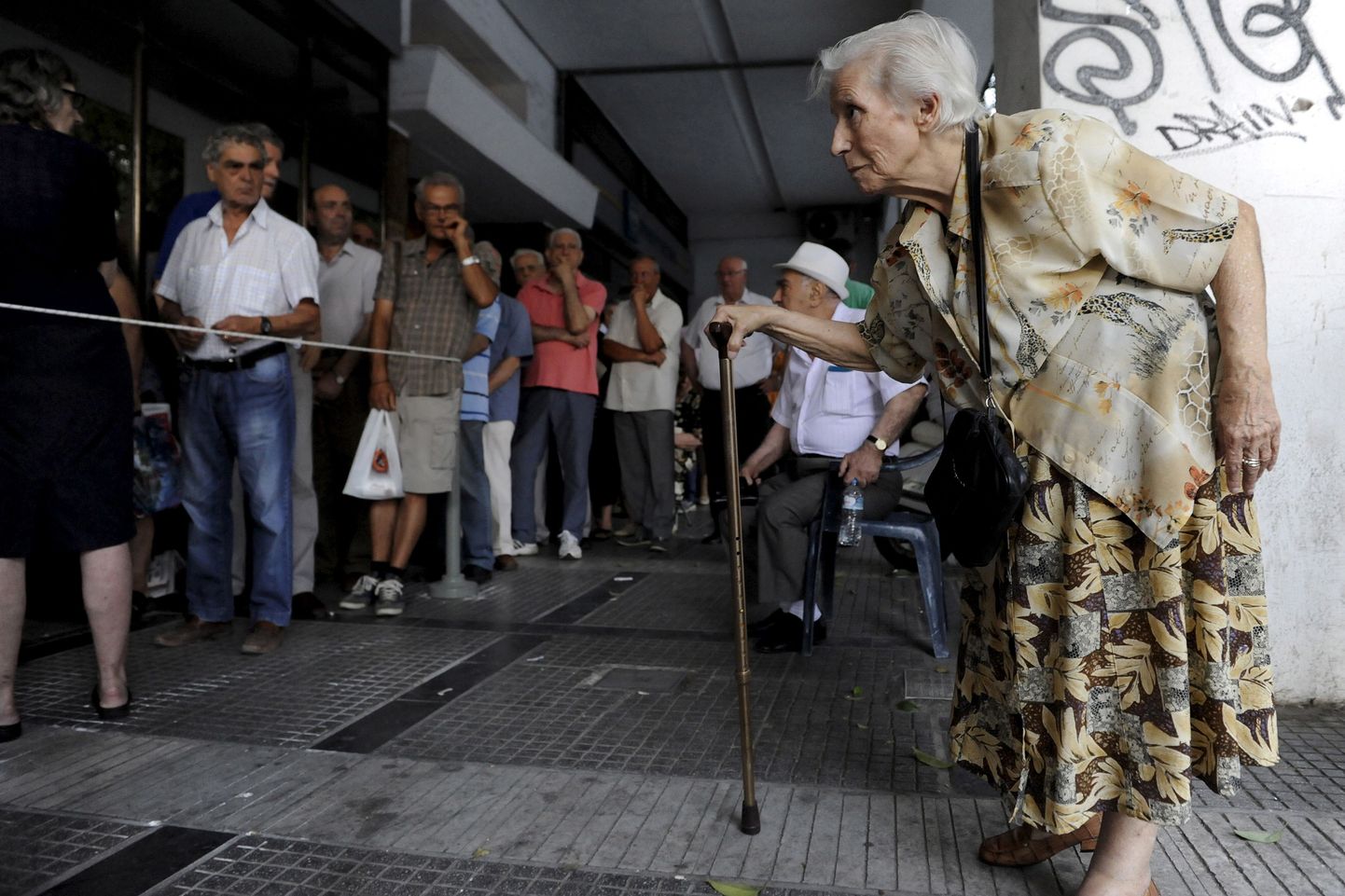 Sularaha saamiseks tuleb Kreekas endiselt pikkades järjekordades seista.