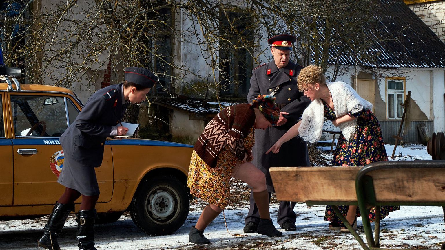 Peeter Simmi «Vee peal». Daamid vaidlevad, kes keda kintsust pures.
