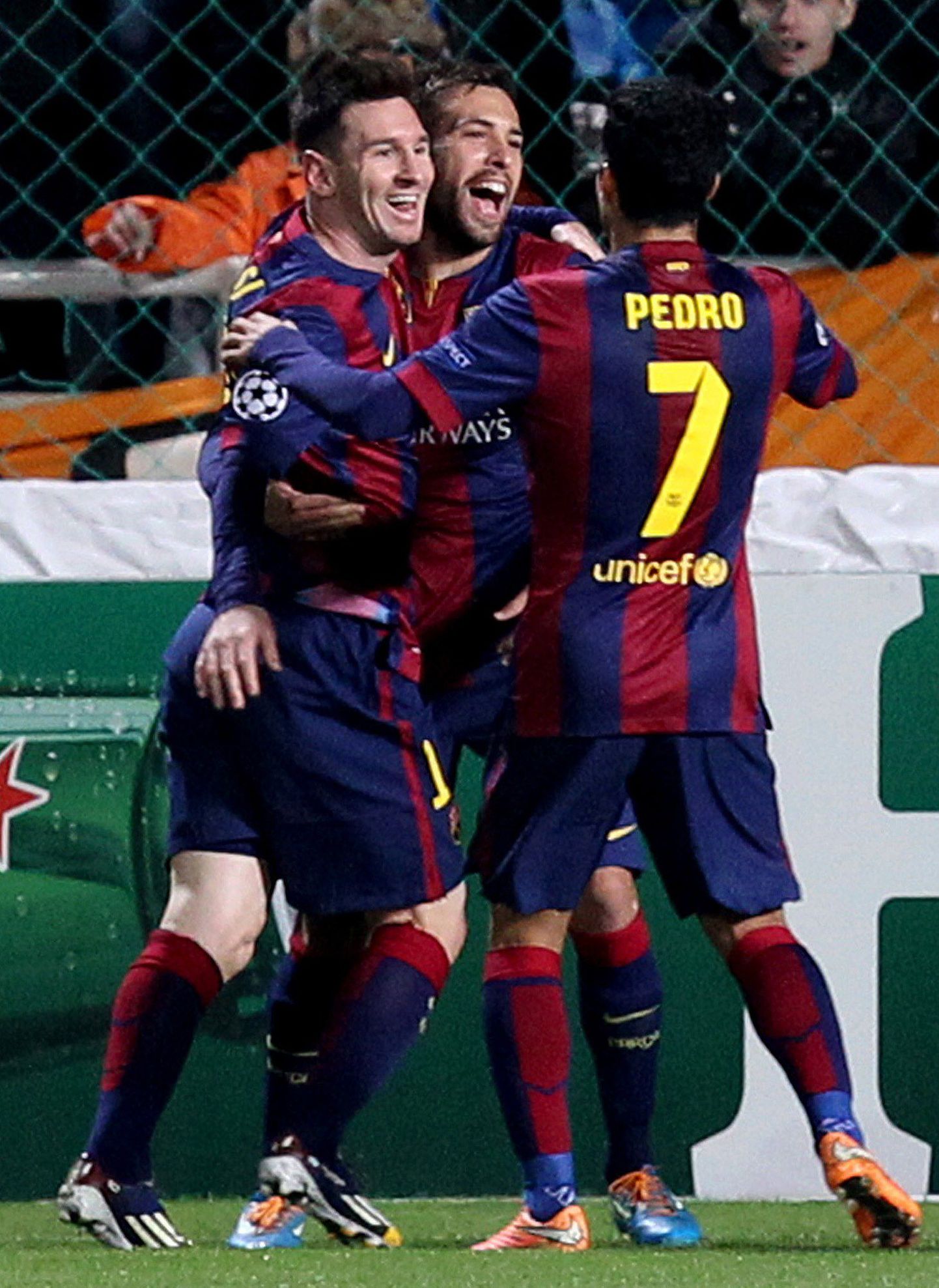 Lionel Messi (vasakul) meeskonnakaaslastega tähistamas.