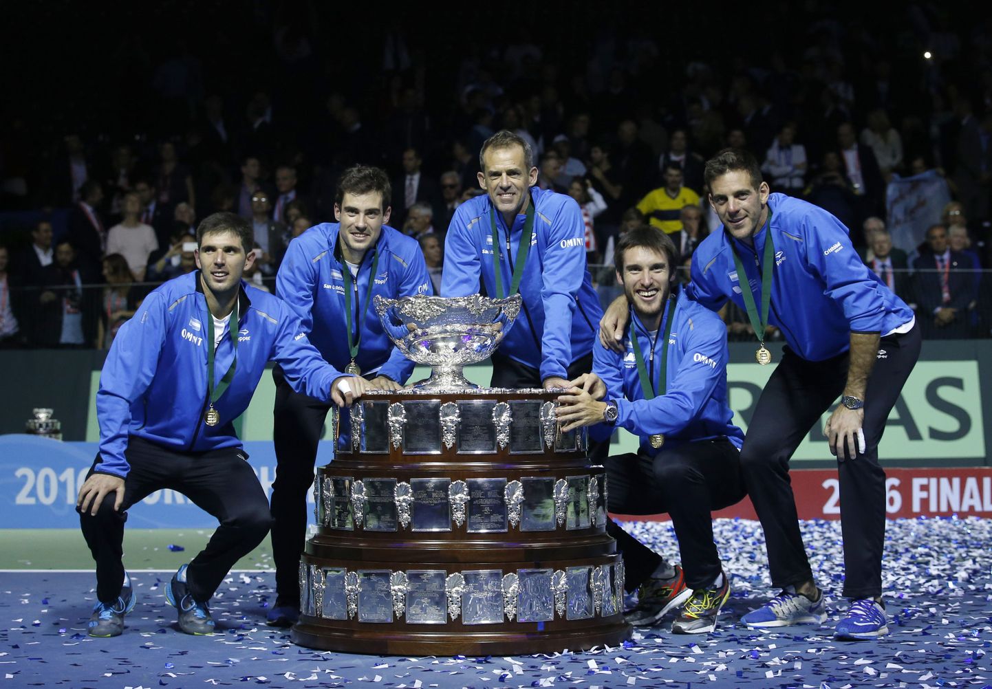 Argentina mängijad tähistamas Davis Cupi võitmist.