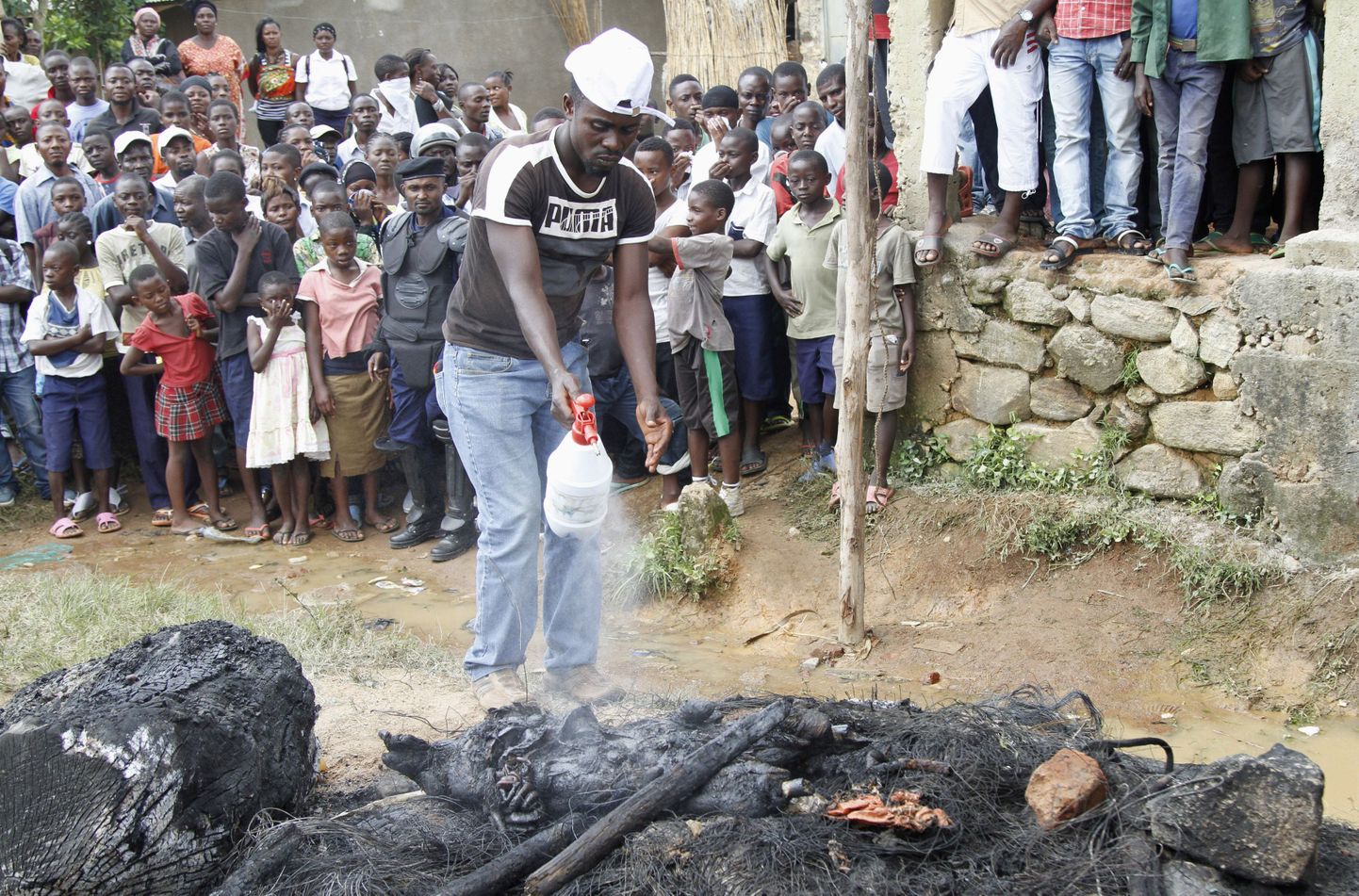 Oktoobris ründasid Uganda mässulised Kongos Põhja-Kivus samuti inimesi. Pildil on näha ühe põlenud ohvri jäänuseid.